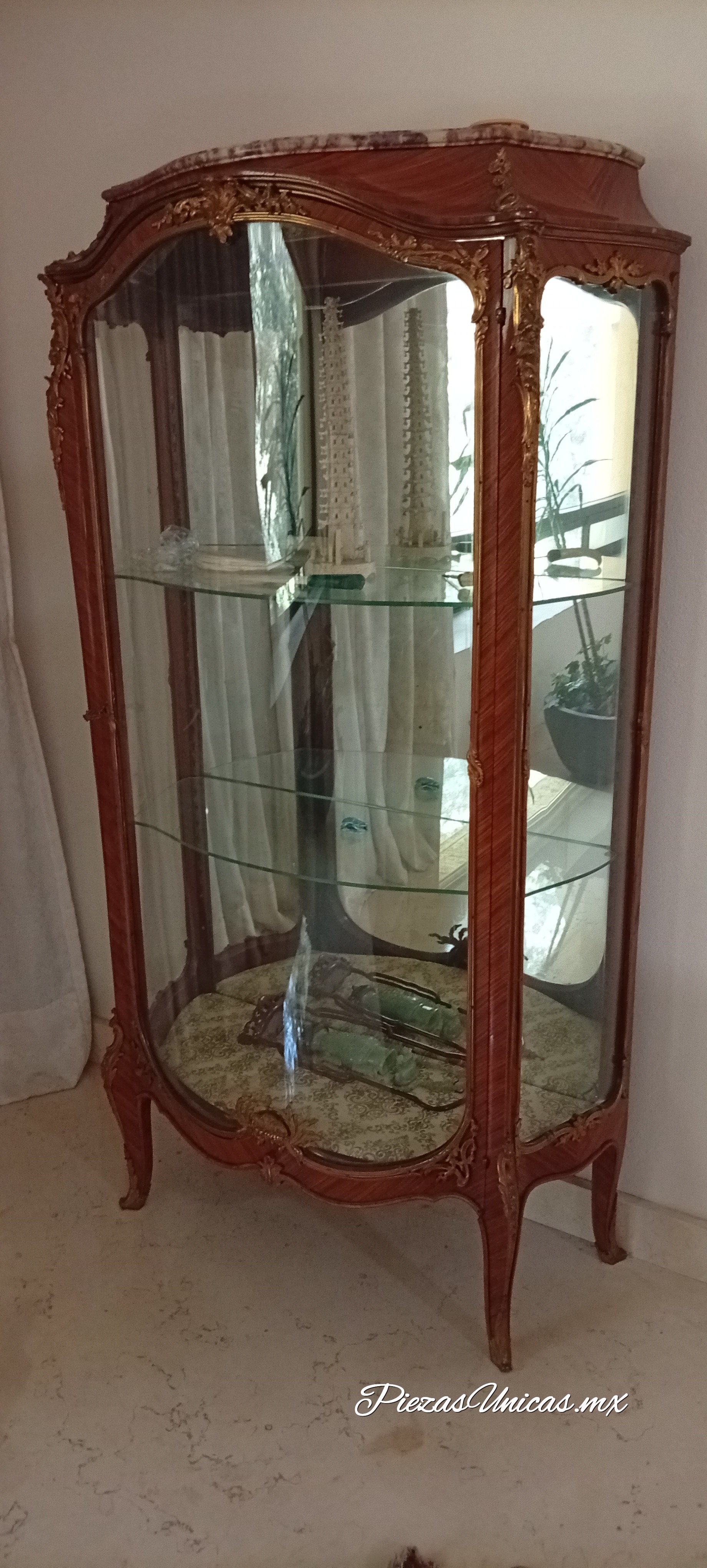Vitrina Luis XV en Marquetería y Bronce - PU-3000